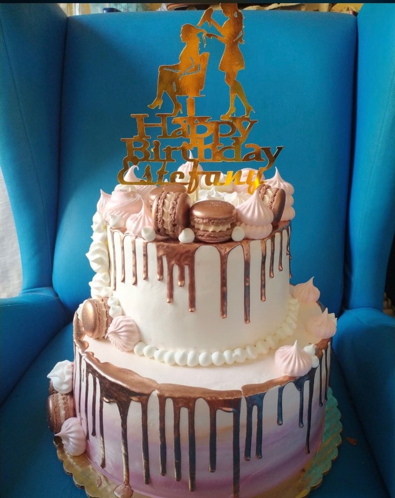 Top cake personalized with your own name 