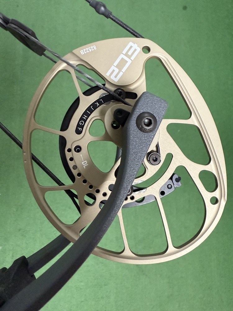 NEW PSE Mach 30 DS Right Hand 70# 24.5-30" Compound Bow