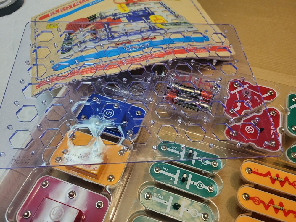 Elenco Snap Circuits SC300 Electronics Kit