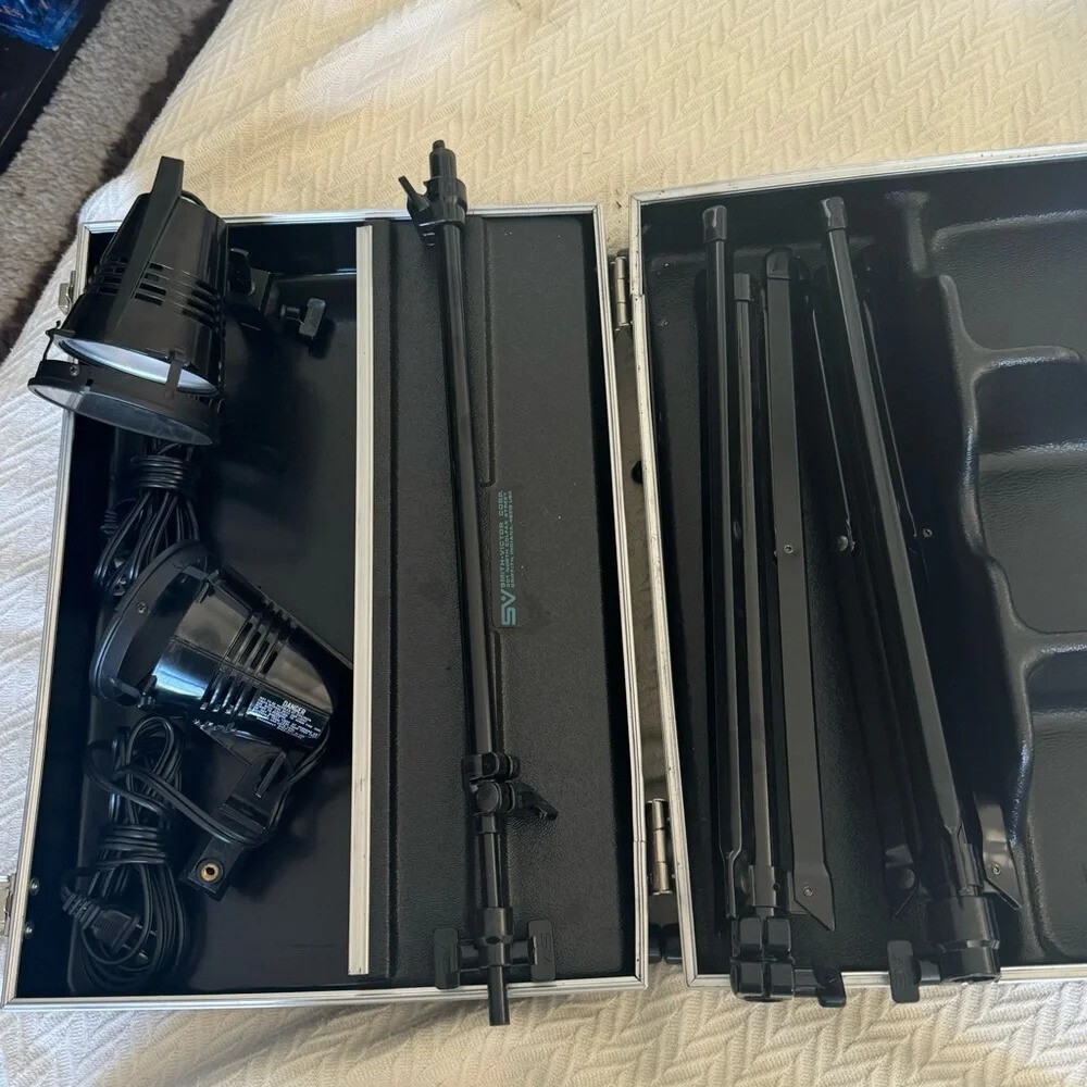 Smith-Victor SV portable "Attache" complete Location or studio Lighting Kit