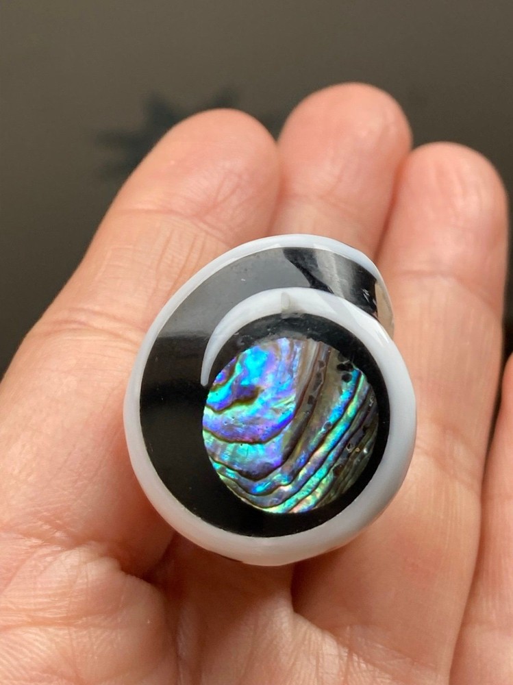 Pretty black white abalone center shell ring size 5.25