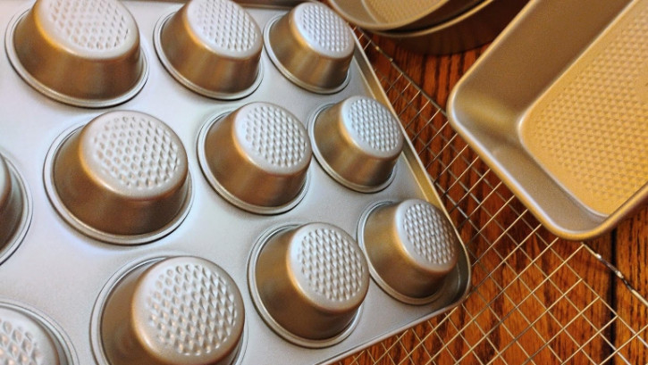 New 9-Piece Nonstick Bakeware Set – Stackable Gold Baking Pans with Rack