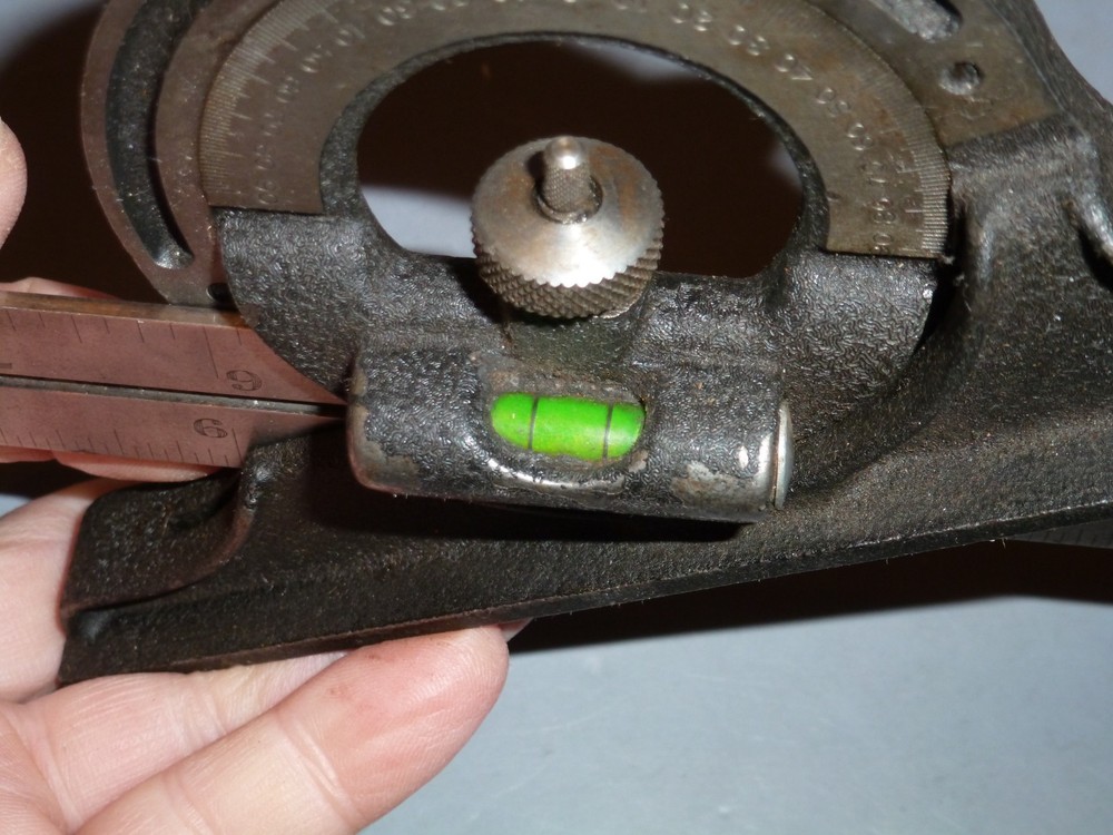 BROWN & SHARPE SQUARE AND PROTRACTOR