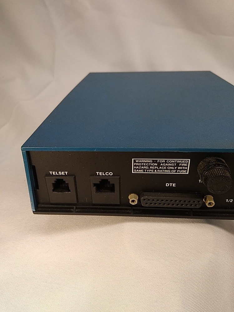 Vintage MOTOROLA 208 A/B MB UDS UNIVERSAL DATA SYSTEMS Powers On
