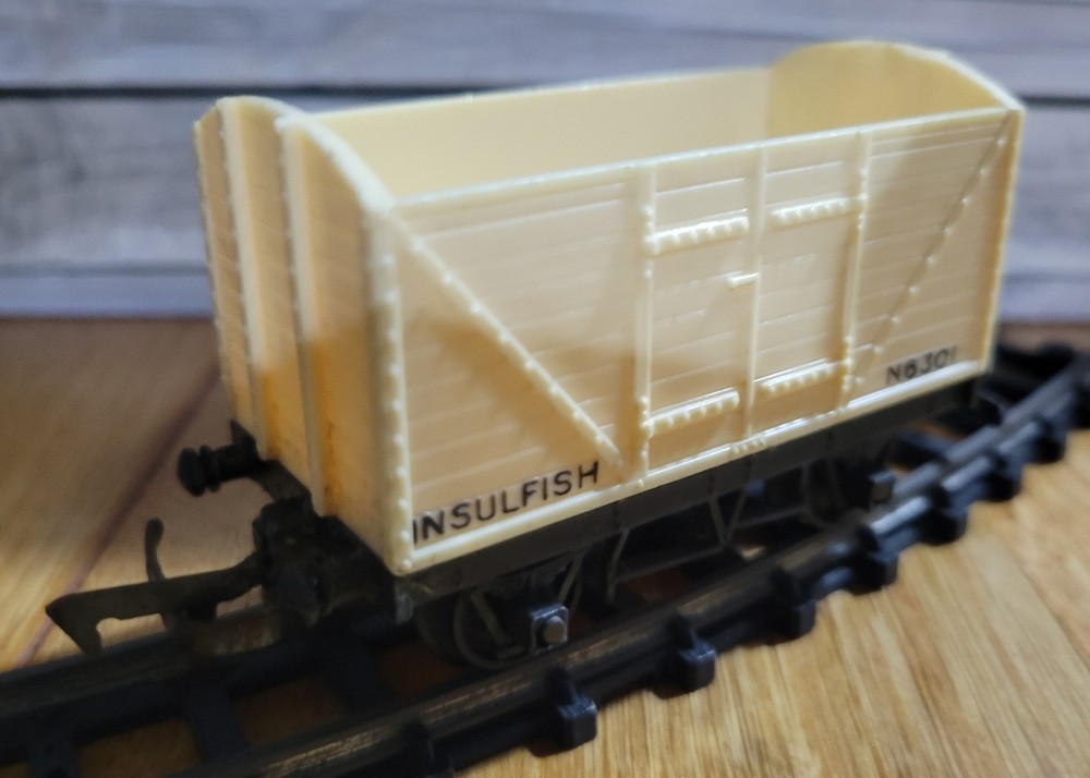 00 Gauge Triang Insulfish wagon