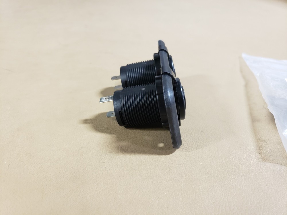 MARINCO DUAL USB & RECEPTACLE WITH MOUNTING PLATE, BLACK, #12VCOMBO-B