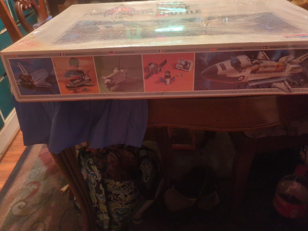 NASA Space Shuttle 1/72 Scale Model Kit 1995 Edition