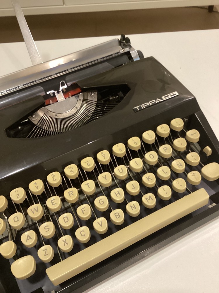 TRIUMPH TIPPA S. TYPEWRITER CURSIVE TYPEFACE. SPANISH LAYOUT. GERMANY 1969.