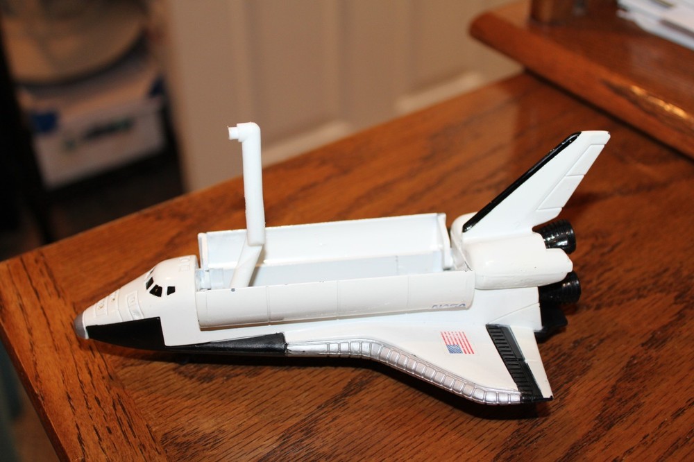 ERTL NASA Space Shuttle Model Die Cast 7" Payload doors open USA