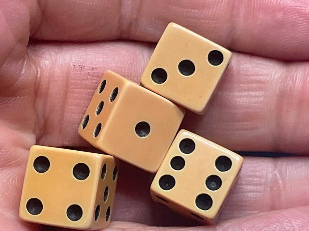 SET OF 4————- BAKELITE DICE———B-90