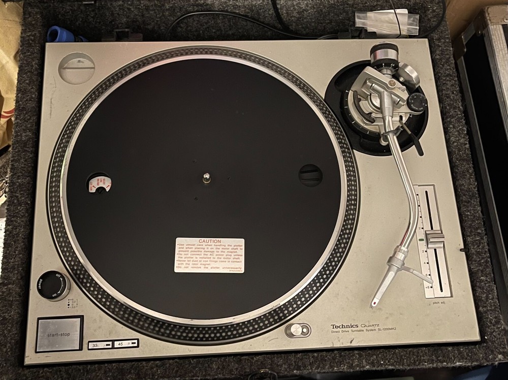 Technics SL-1200MK2 DJ Turntable - Silver with fight case