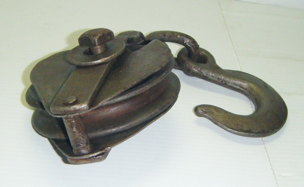 Vintage Diamond-Duluth Cast Iron Block & Tackle Barn Pulley