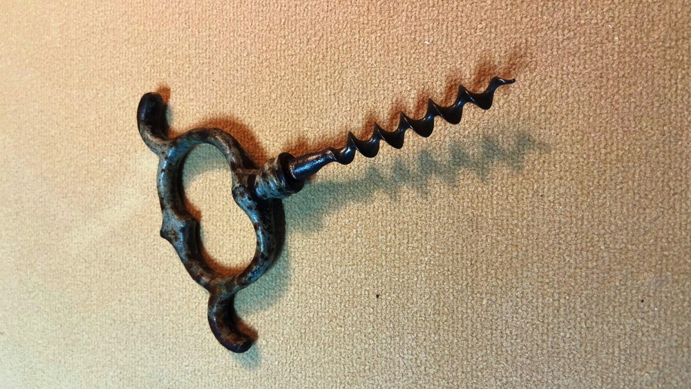 VINTAGE EARLY 20th CENTURY "FOUR FINGER PULL" CORKSCREW W/CAST IRON HANDLE