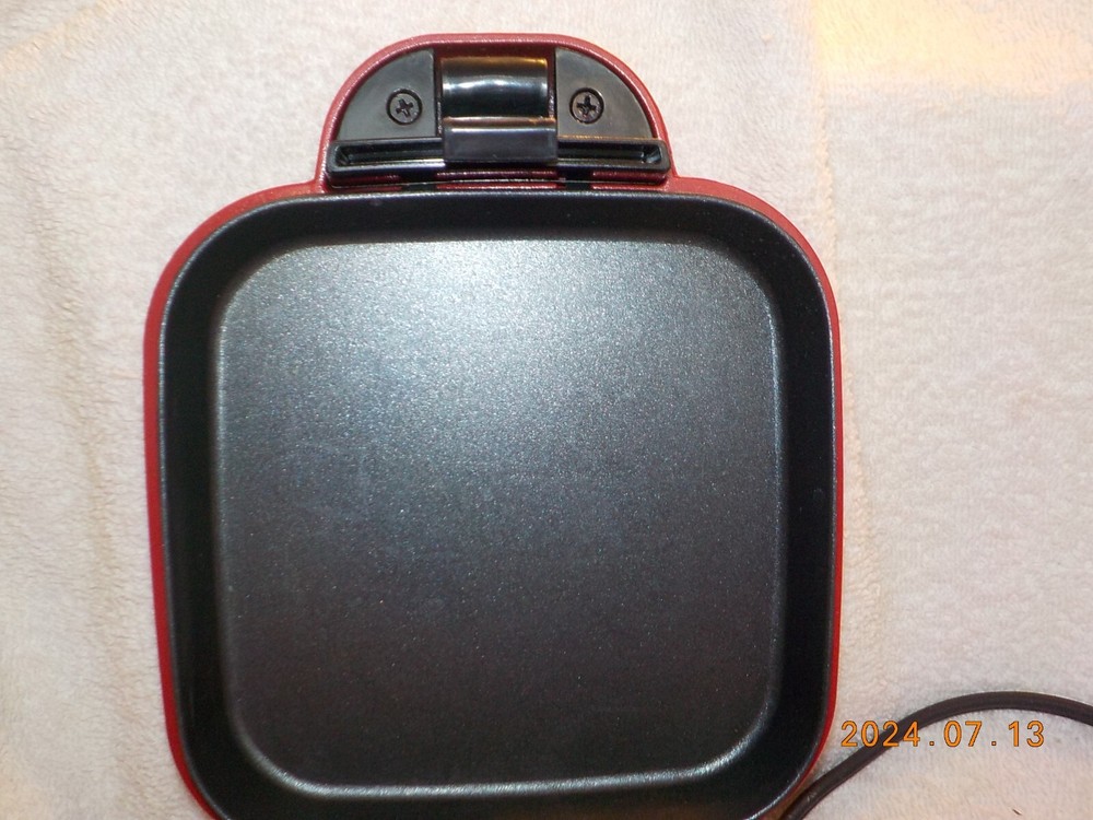 DASH Portable Egg Bite Maker with 4 Silicone Molds And Griddle In Red