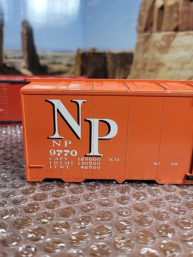 Williams O Gauge Burlington And NP Plastic Shells