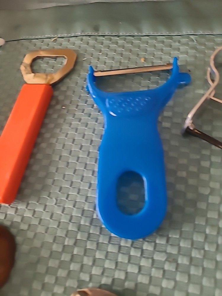 VINTAGE KITCHEN TOOLS (BIN TT)