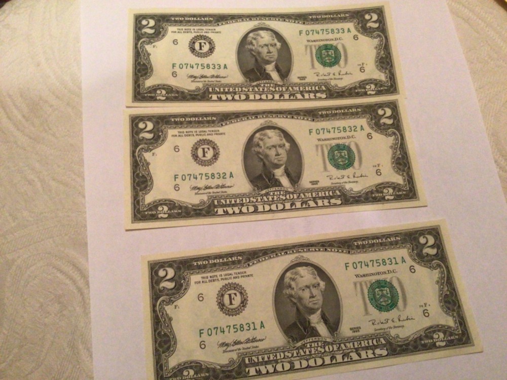 $2 DOLLAR BILLS IN SEQUENCED ORDER -  3 BILLS