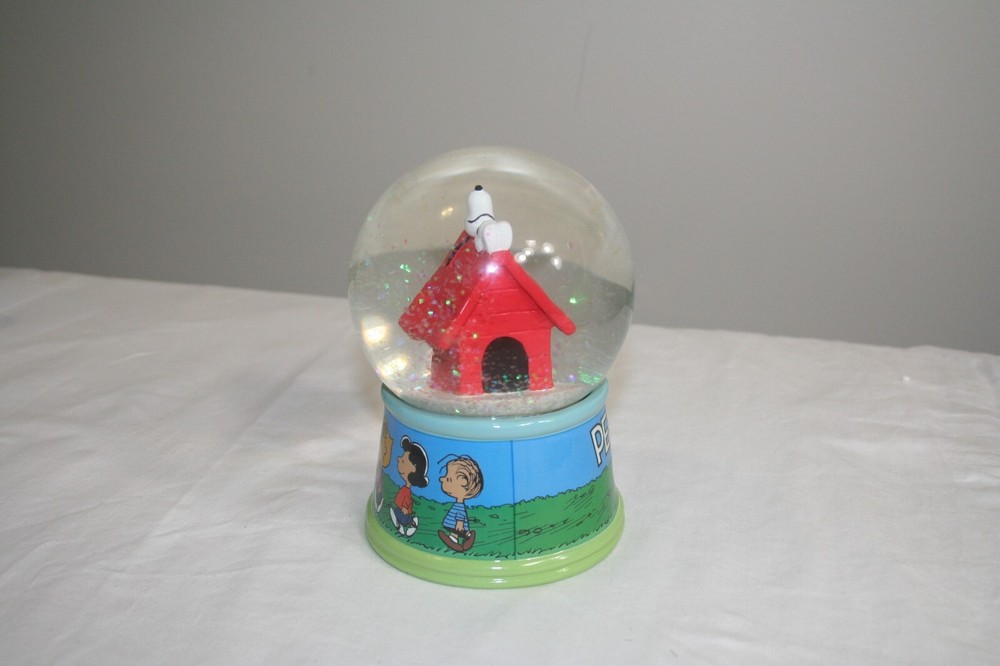 Peanuts Group Walk outside Snow Globe 2020 Christmas