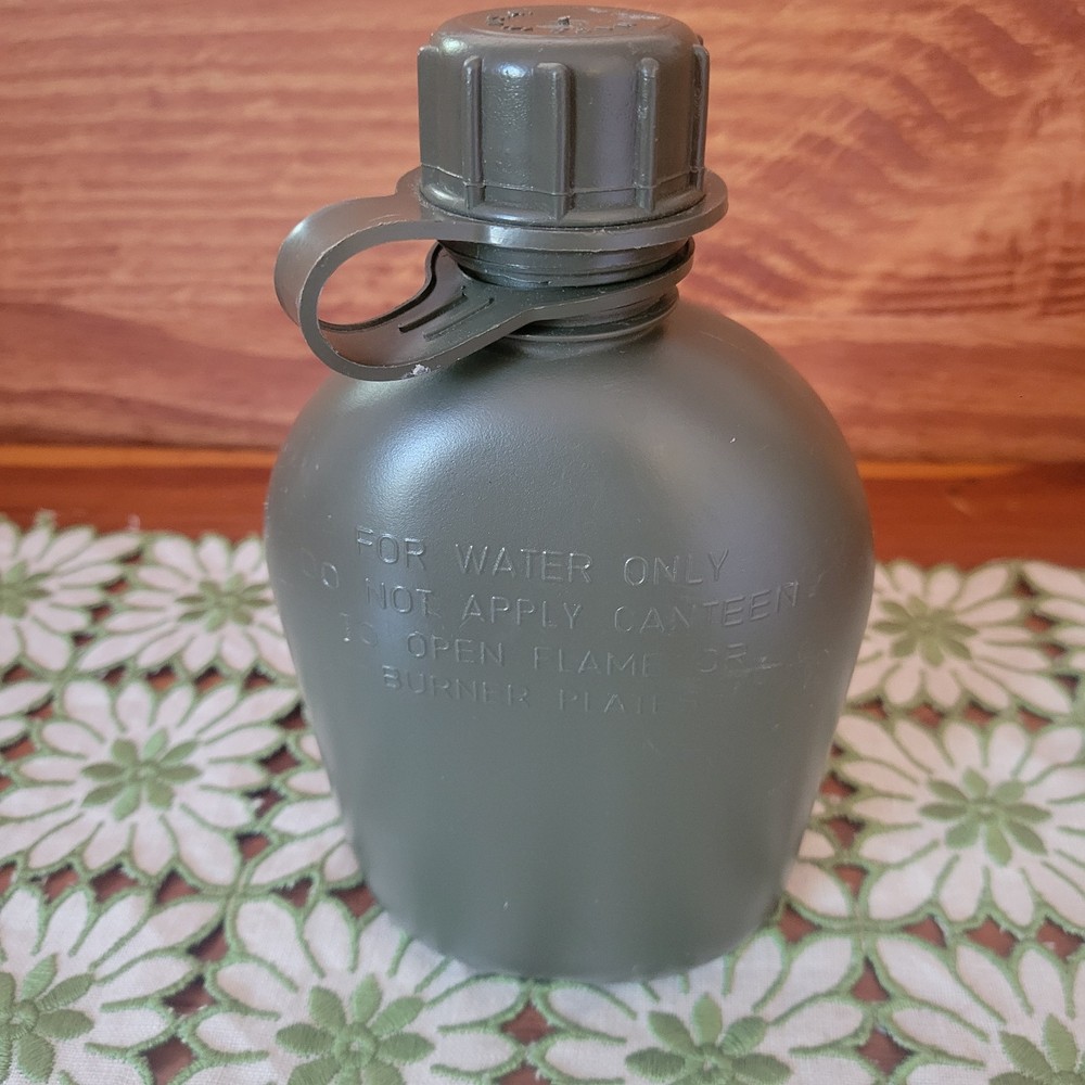 US MILITARY 1 QUART  GREEN PLASTIC CANTEEN