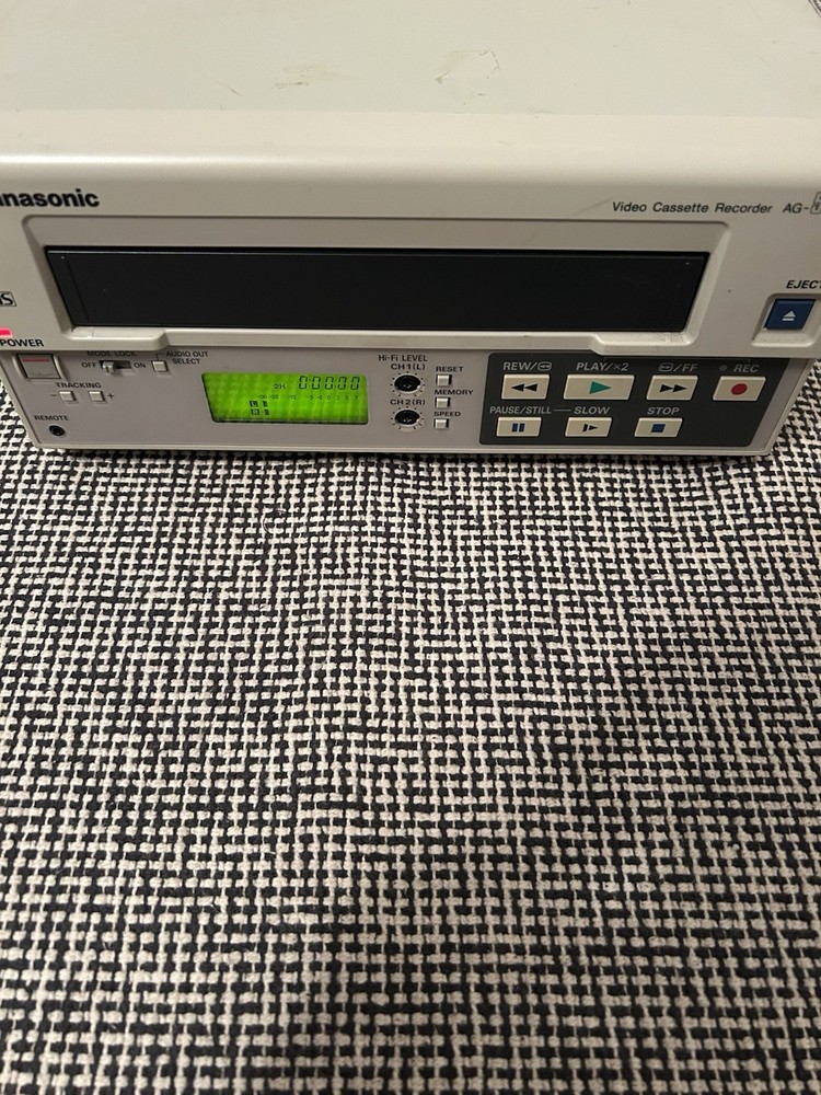 Panasonic AG-5210 Portable Professional VHS Video Recorder / Player POWERS ON