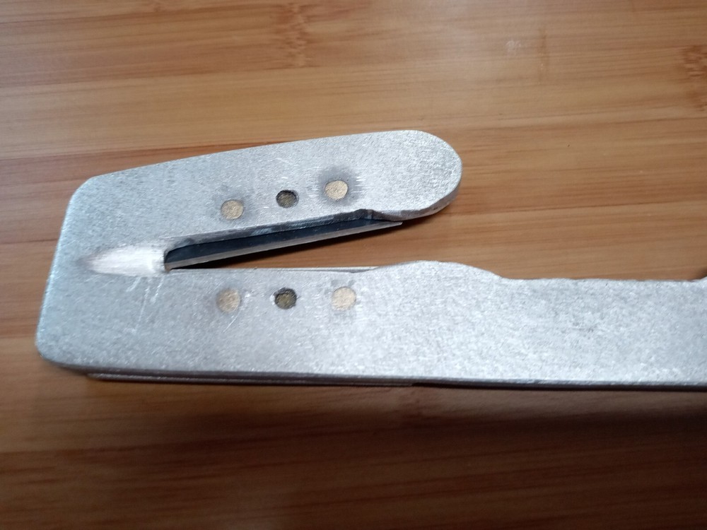 Ear Tag Removal Tool with Right Hand Sheath