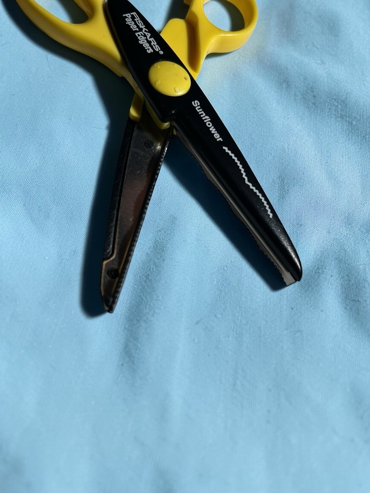 Fiskars Paper Edgers Scissors Sunflower Pattern