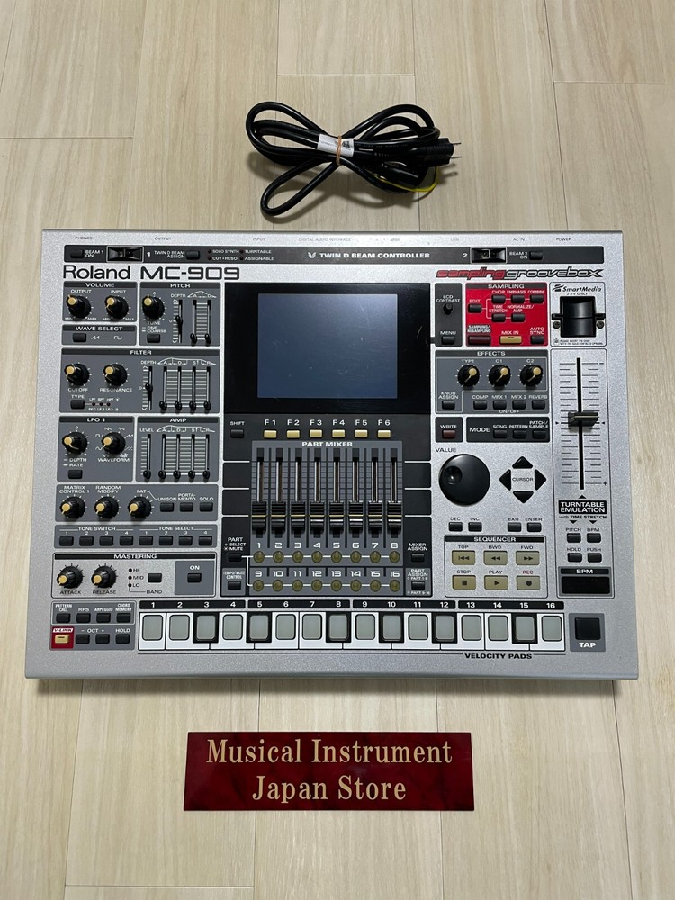 Roland MC-909 Music Sampler Sampling Groovebox Drum Machine Synthesizer