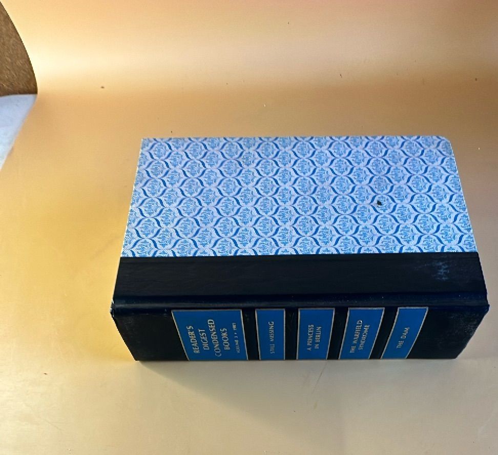 Readers Digest Condensed Books 1981 First Edition Blue Patterned Hardback Volume