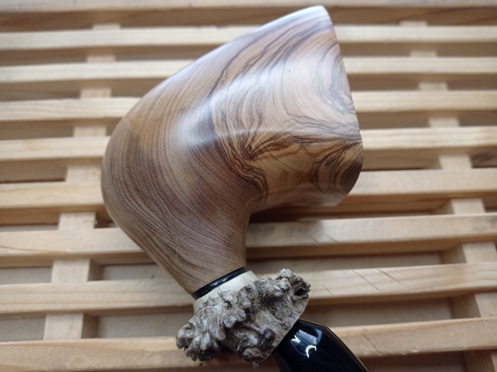 Manelli Bent Collection smooth natural olivewood pipe, roe deer horn insert 909