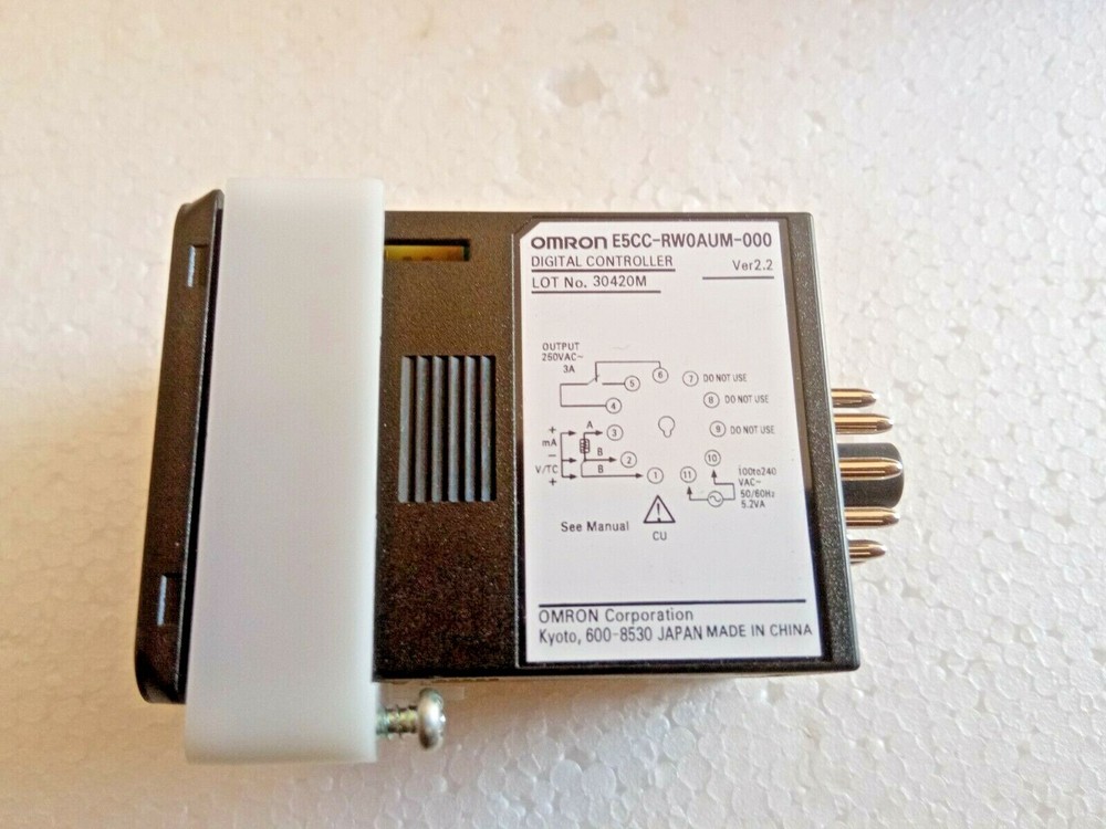 OMRON TYPE E5CC-RWOAUM-000 DIGITAL TEMPERATURE CONTROLLER NEW