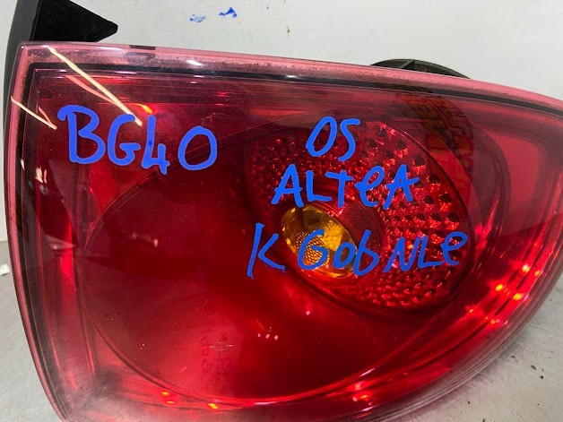 2006 SEAT ALTEA DRIVERS SIDE RIGHT OUTER REAR LIGHT REF: BG40