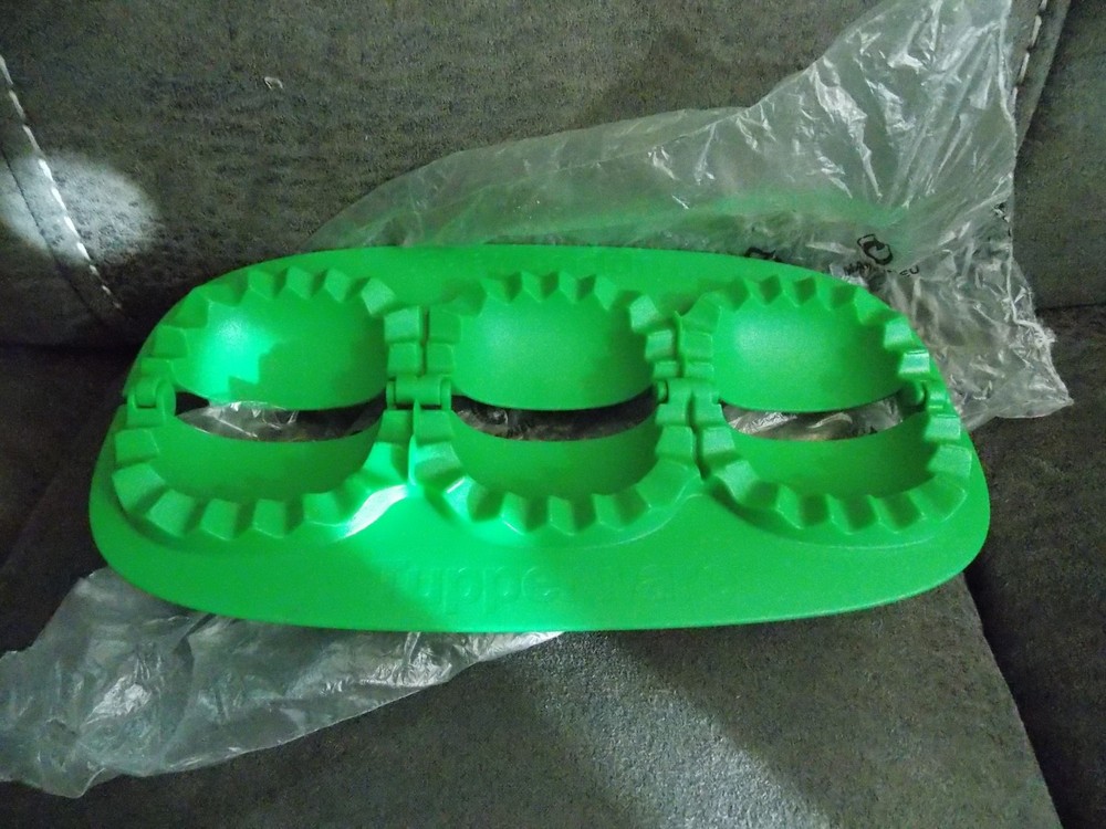 NEW Tupperware Empanada Turnover Maker, Green, #7009