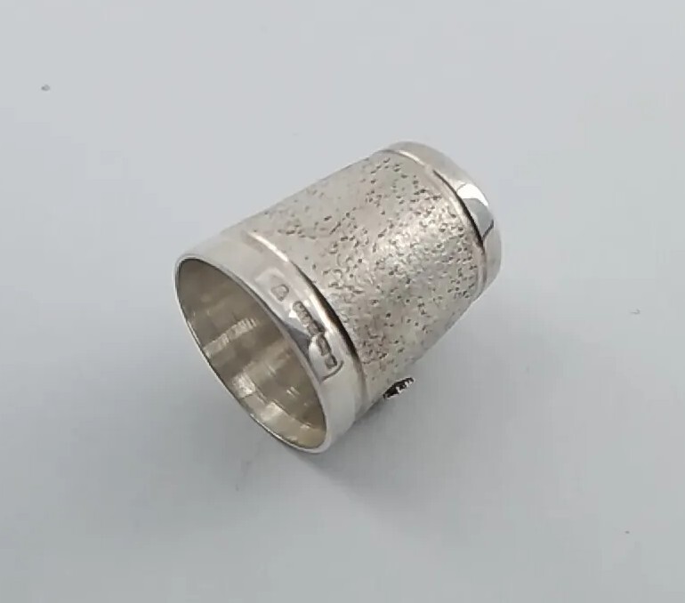 Unusual Vintage Solid Silver Thimble With Sea Horses - Birmingham 1997