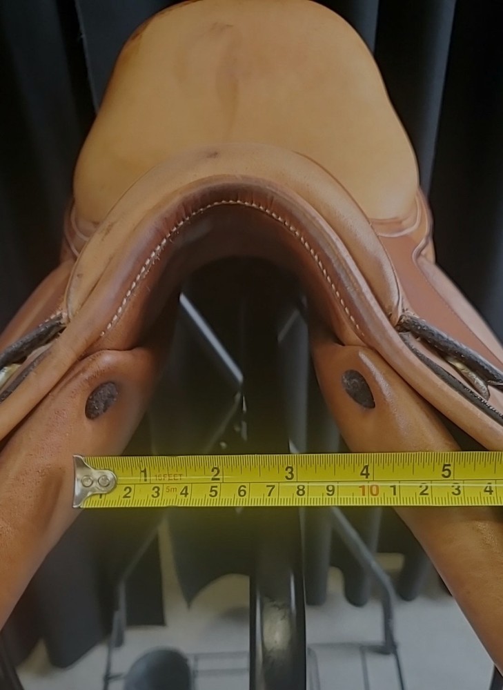 ** CLOSE CONTACT ENGLISH SADDLE 17", MEDIUM TREE REGULAR FLAP **