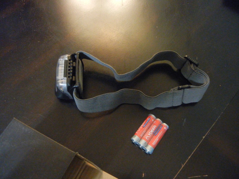 HD - VISA ADJUSTABLE HEAD HAT BAND FLASHLIGHT AND BATTERIES NEW.