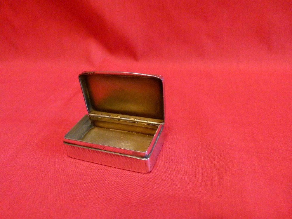 VERY NICE AMERICAN,Circa 1910 SOLID SILVER & ROSE GOLD GILT INTERIOR SNUFF BOX .