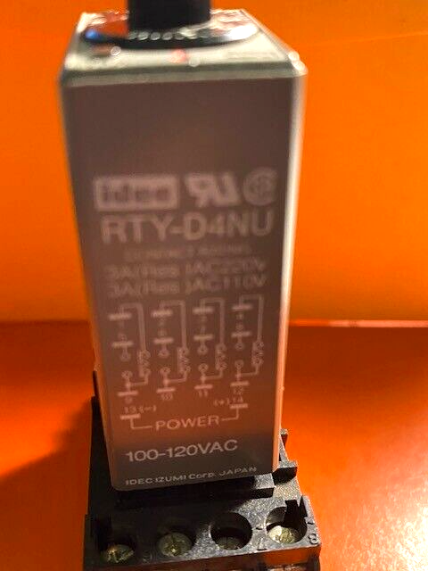 Idec RTU-D4NU 120 VAC TIMER with Base