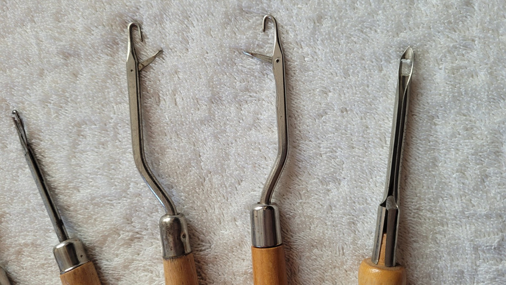 Preowned Set of 4 Latch Hooks & 2 Punch Needle Rug Tools