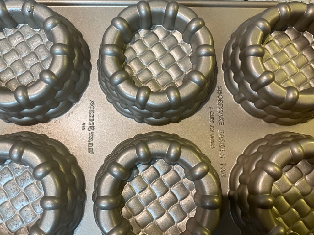 NORDIC WARE USA SHORTCAKE BASKETS PAN NEW