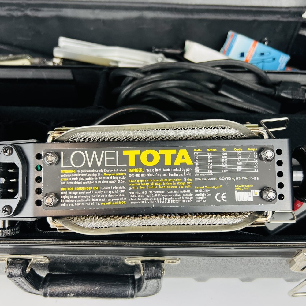 Lowel Omni & Tota Light Kit Hard Case Studio Lighting Untested