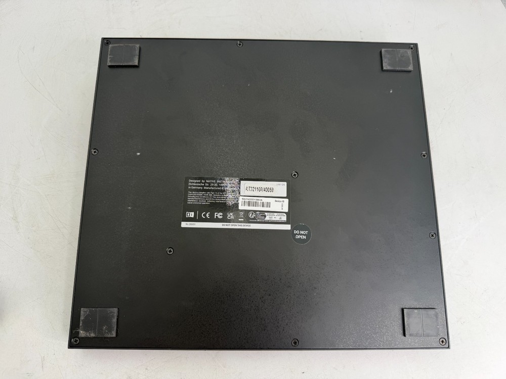 Native Instruments Maschine MK3 Sampler Arranger Mixer & MIDI Controller Black