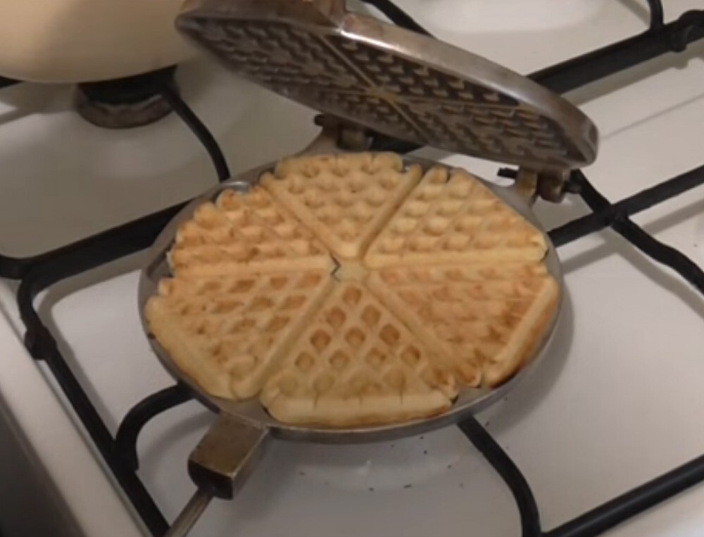 BAKING PAN FOR TRIANGULAR HERRINGBONE COOKIES