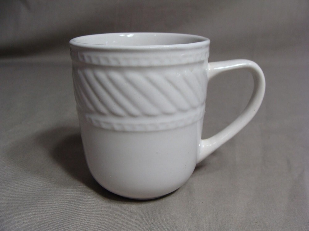 3 EVERYDAY GIBSON White Cups In A Braid Pattern