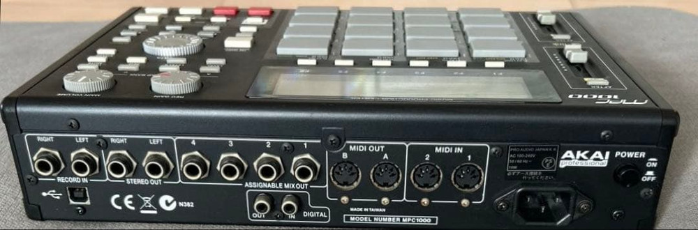 AKAI MPC1000 Sampling Machine Sampler Stereo 32 voices 64-track sequence Used