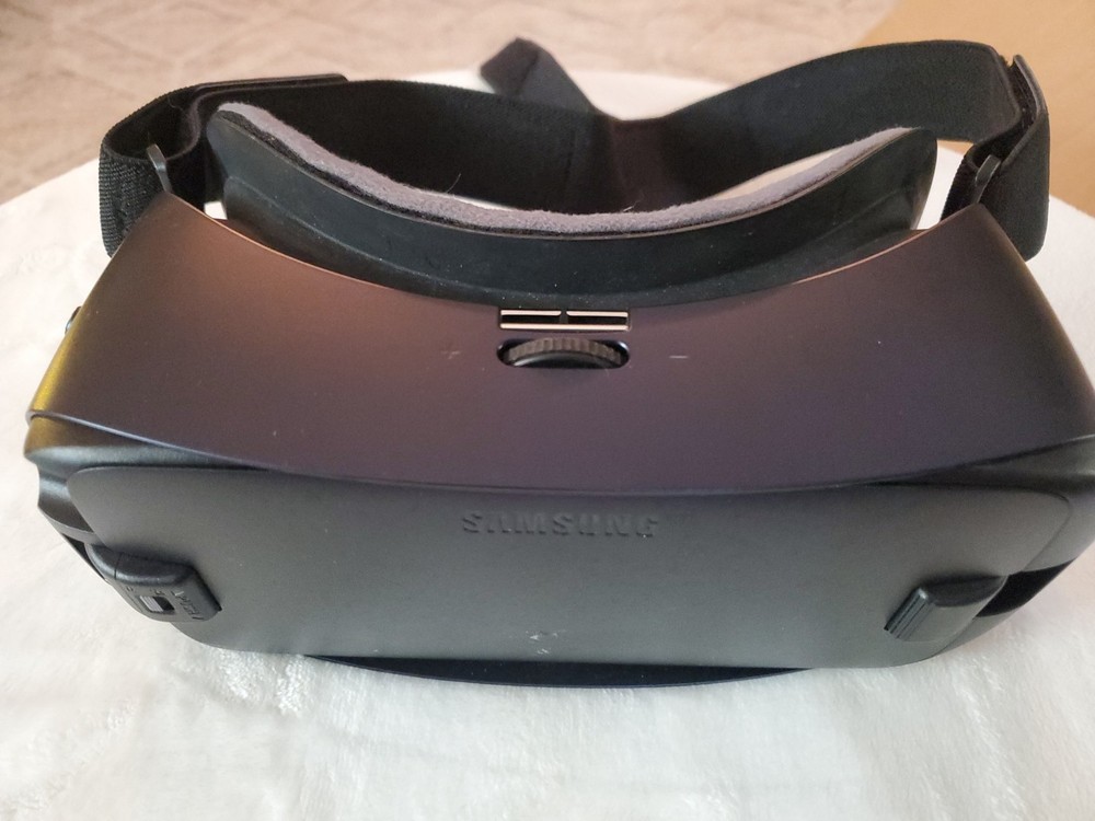 Samsung SM-R324 Gear VR With Controller Powered by Oculus No Box Or Controller