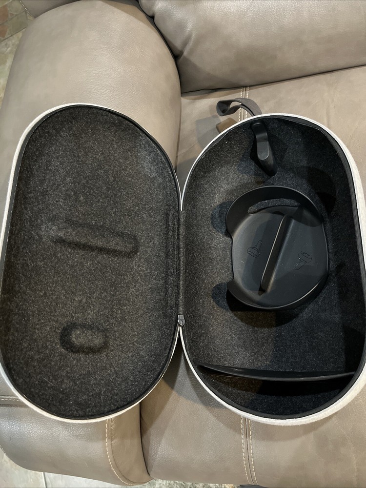Official Meta Quest 2 Carrying Case Excellent