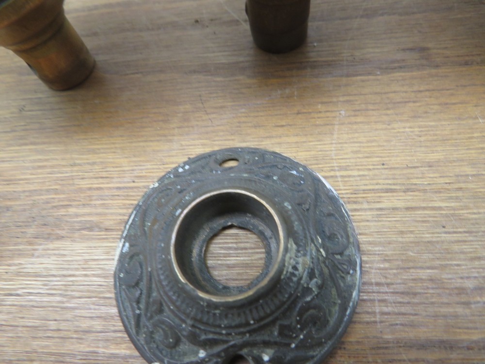 3 OLDDOOR KNOBS & ESCUTCHEON