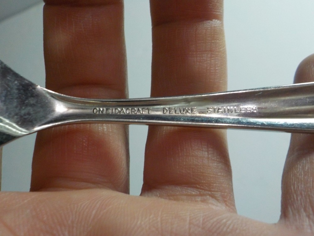 Oneida Craft Deluxe Stainless TEXTURA Pattern Pie Server 8 3/8"