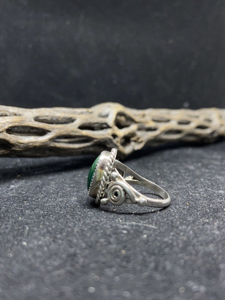 Native American Navajo malachite Sterling Silver circular Ring Size 8.5