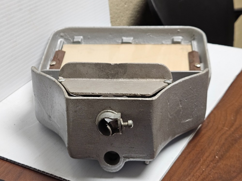 SURTY GRINDER FACE SHIELD GUARD WITH WINDOW 7-1/4"X4-1/4" MISSING BULB & SOCKET